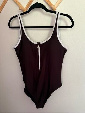 OLD NAVY ONE PIECE SWIMSUIT - M